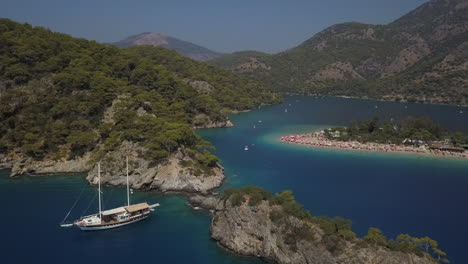 sobrevuelo aéreo: tour barco alto anclado en la bahía cerca de la costa turca