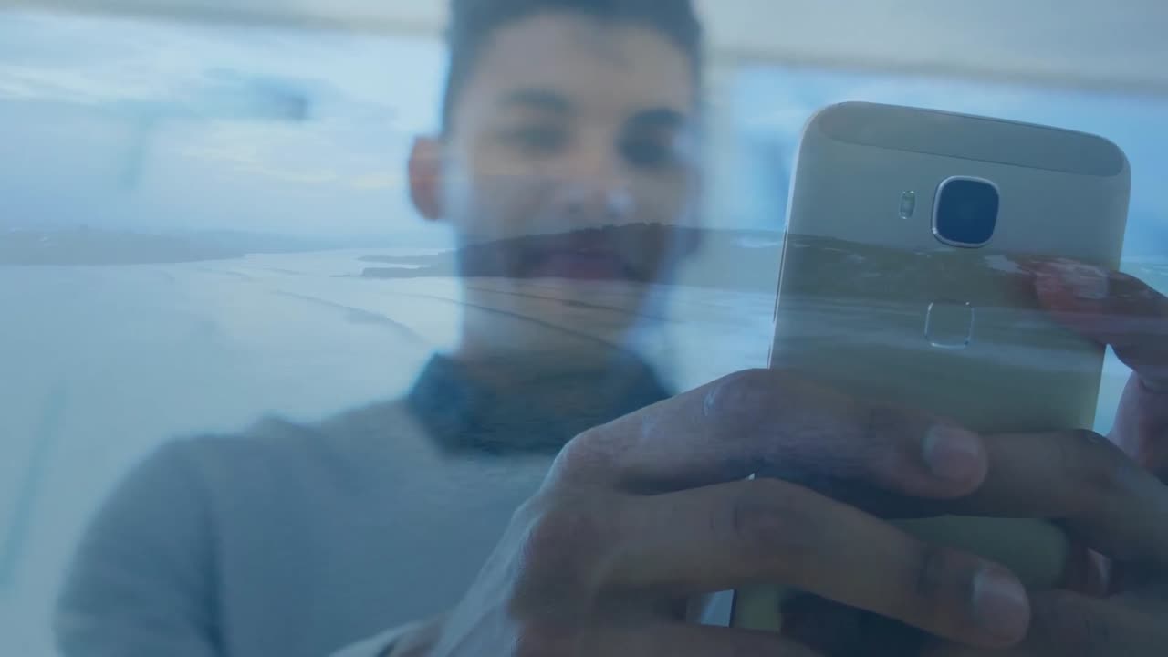 animación de una mujer caucásica usando un teléfono inteligente sobre personas que usan un teléfono inteligente