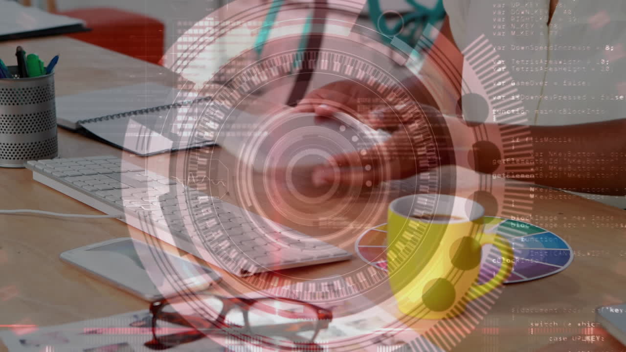 escaneo de alcance contra el procesamiento de datos contra la mujer usando tableta digital