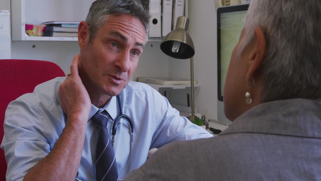 노인 집 에서 노인 여자 를 검사 하는 의사