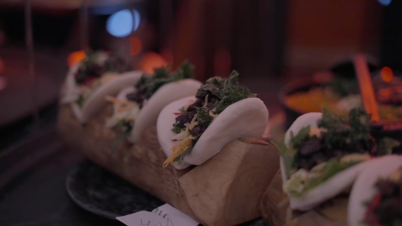 Deliziosi Bao Buns esposti su un vassoio di legno