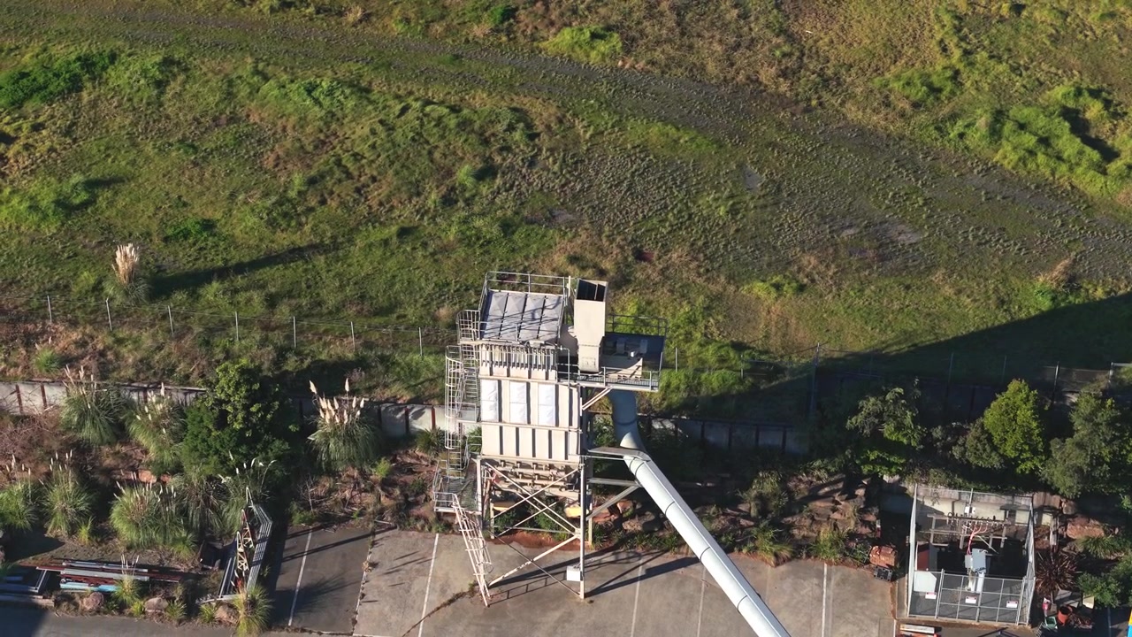 Un video ripreso da drone mostra una sorprendente prospettiva aerea della cava di Montrose a Melbourne. La luce del sole mette in risalto la torre industriale, gli argini verdi e il piazzale vuoto in un nitido filmato aereo mattutino.