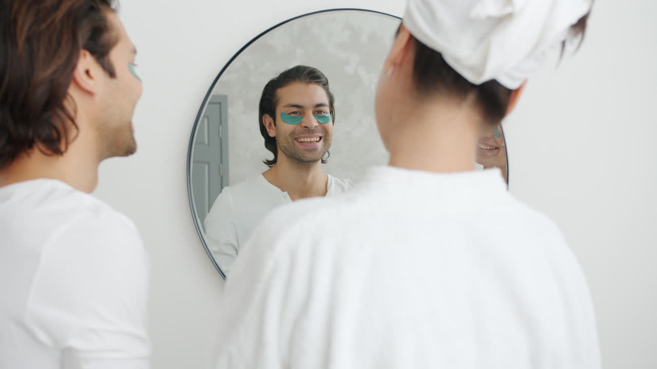 Coppia che si gode una rilassante routine mattutina con maschere facciali.
