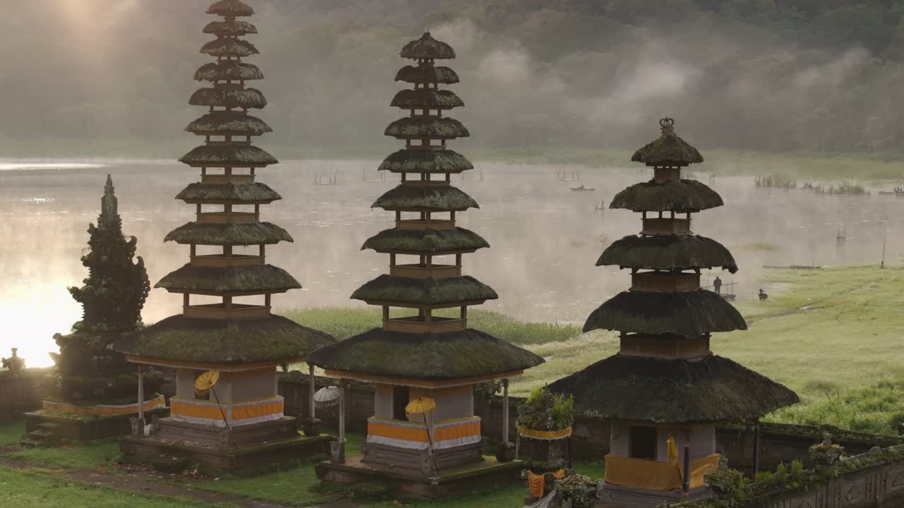 Alba sul Lago Tamblingan e tempio immerso in boschi verdi, Indonesia