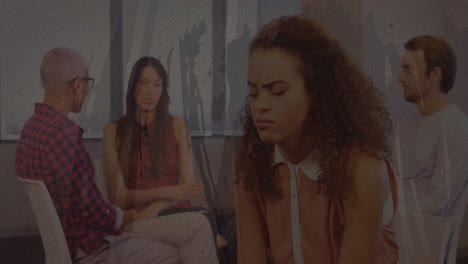 superposición rayada con textura contra una mujer afroamericana estresada que sostiene su cabeza en la oficina