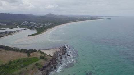 Cudgera-Creek-Se-Encuentra-Con-El-Mar-En-Hastings-Point,-Nueva-Gales-Del-Sur,-Australia