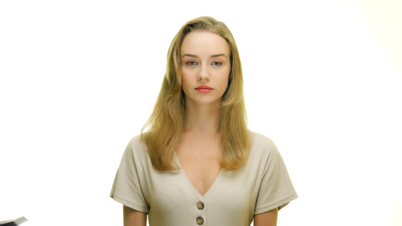 카메라를 보고 있는 심각한 여성의 초상화