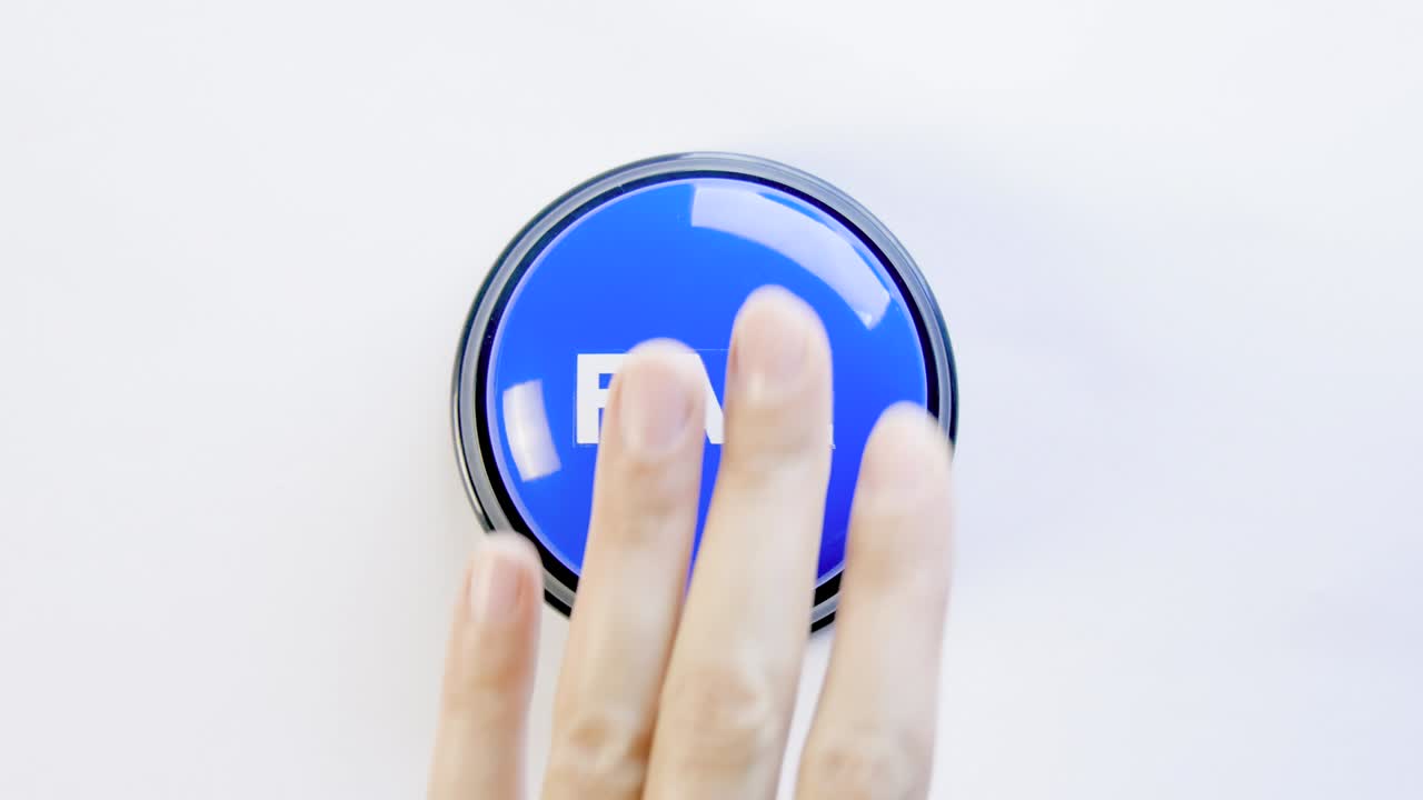 empujando, golpeando un gran botón de fallo azul brillante sobre fondo blanco. mujer presionando el botón de meme de fallo con el dedo, la mano y el puño. concepto de fallo, mala suerte, perder el juego. algo salió mal.