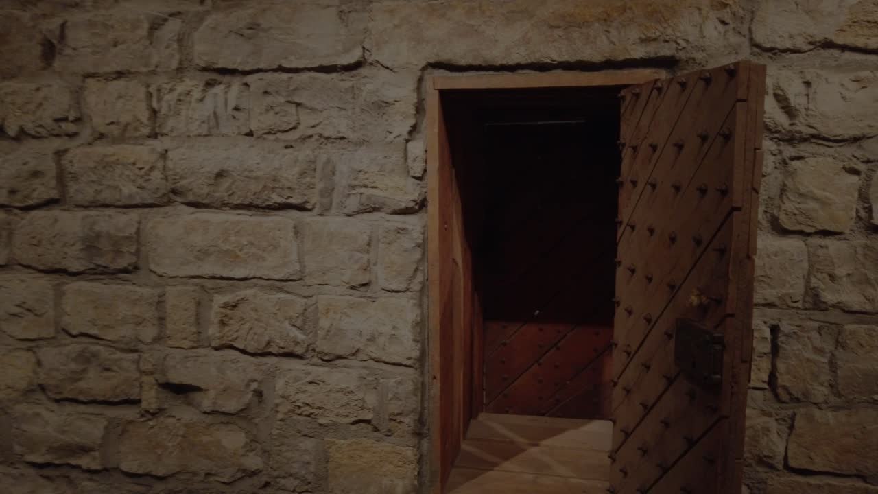 puerta exterior a la cárcel de liberty donde joseph smith estuvo cautivo durante meses en la década de 1830 en el centro de visitantes mormón en liberty missouri