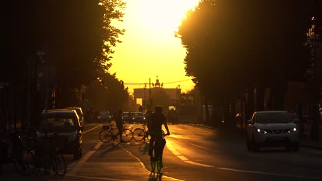 Ciclista-Y-Autos-En-Una-Calle-Casi-Vacía-De-Berlín-Durante-La-Hora-Dorada