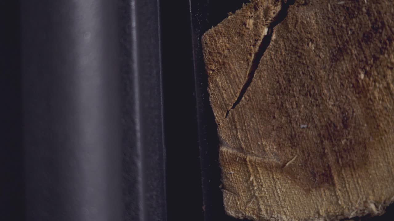 집에서 나무로 만든 불에서 불타는 불꽃을 닫으십시오.