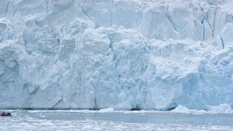 Touristen-In-Einem-Zodiac-Boot-Nähern-Sich-Einem-Riesigen-Gletscher-In-Der-Gletscherbucht-Von-Alaska-1