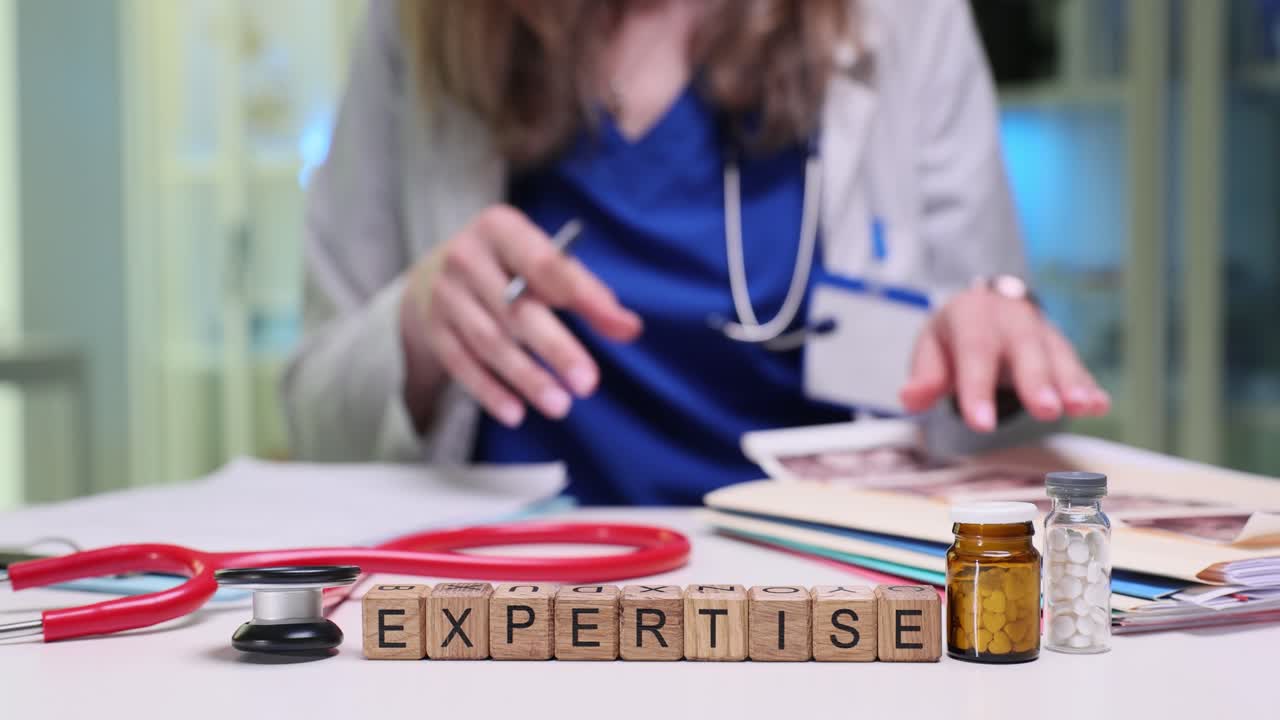 Un medico esamina attentamente documenti medici e immagini ecografiche.