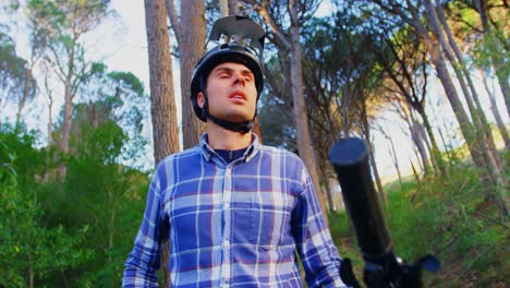 Hombre-Con-Bicicleta-Mirando-En-El-Carril-4k