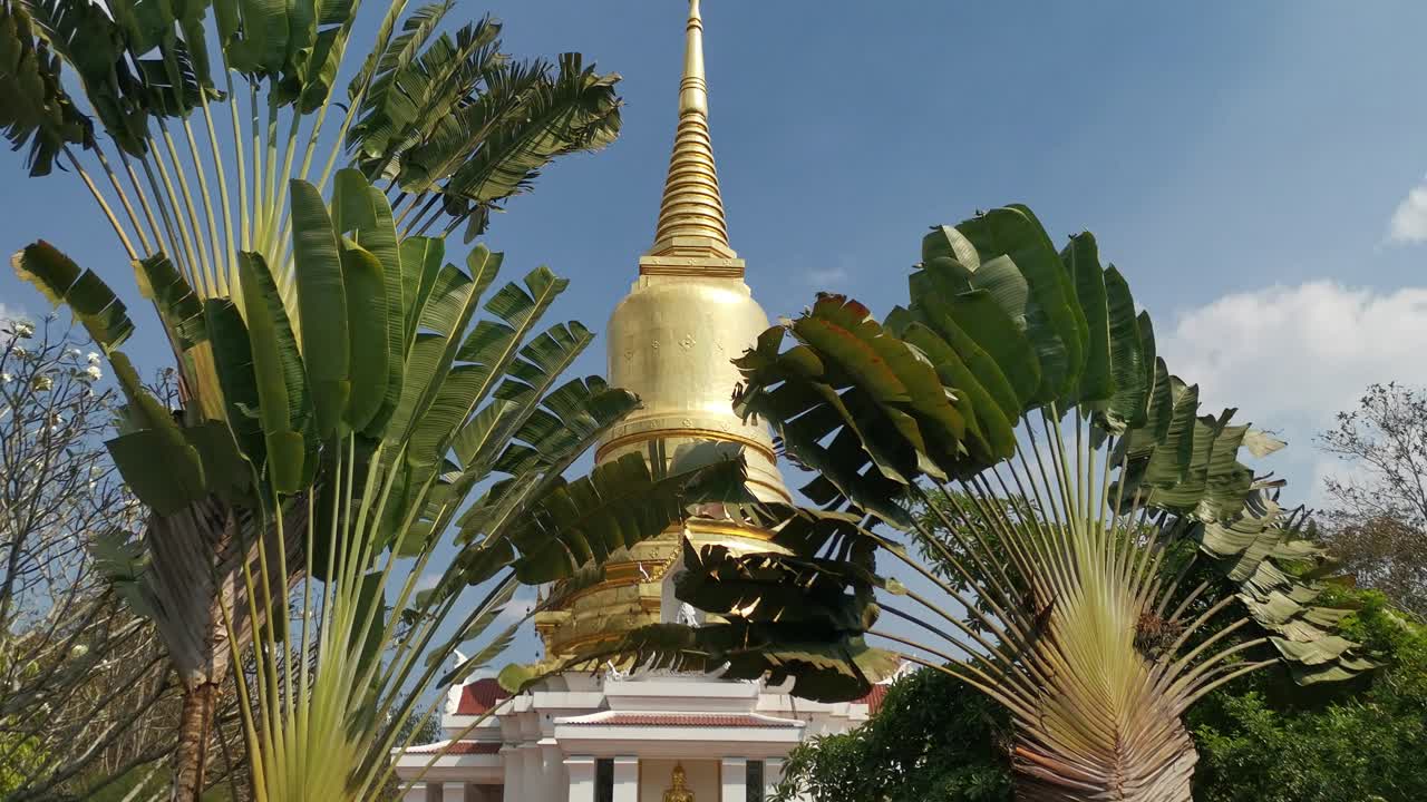 hermoso templo tailandés wat wang phu sai kuti con estupa dorada contra el cielo azul en phetchaburi, tailandia