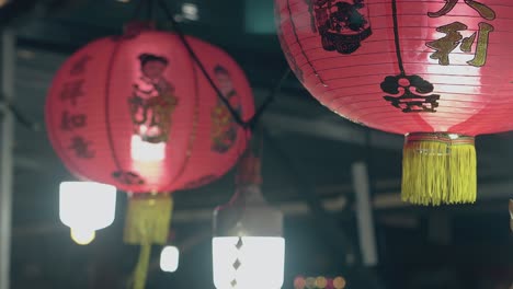 linternas chinas de papel con borlas colgadas en un café callejero