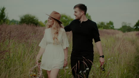 jóvenes hipsters exitosos caminando y sonriendo en verano al atardecer