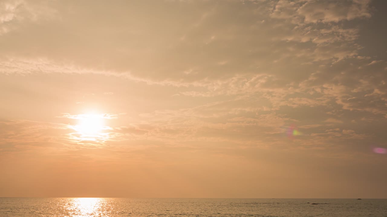 해가 지는 저녁, 바가, 구름이 많은 뜨거운 날의 다채로운 빛의 영상. 높은 대기 중의 구름을 통해 밝은 빛. 여름의 낮 시간에 아름다운 빛 보케 빛. 둥근 큰 태양의 b 롤.