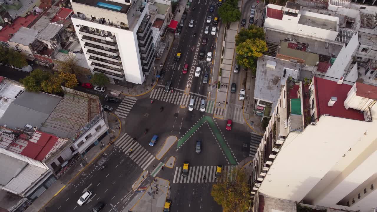 vista aérea de vehículos desviándose y cruzando la intersección en la bifurcación de la avenida córdoba en buenos aires.