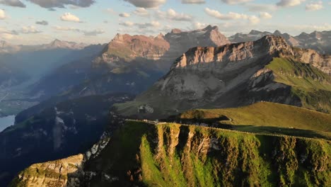 Drehende-überführung-Um-Den-Gipfel-Des-Niederbauen-Chulm-Während-Eines-Goldenen-Sommersonnenuntergangs-In-Den-Schweizer-Alpen-Mit-Blick-Auf-Die-Fjorde-Des-Vierwaldstättersees,-Mythen,-Rigi,-Burgenstock,-Pilatus