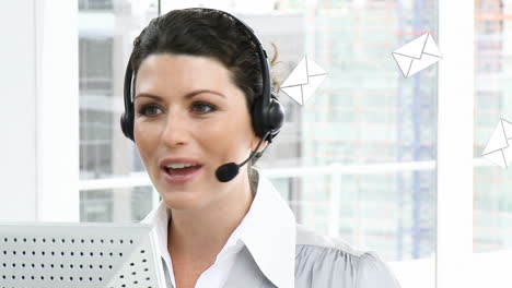 animación de iconos de sobres sobre mujer de negocios caucásica usando auriculares de teléfono