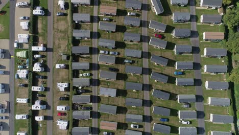 antena de arriba hacia abajo de un parque de casas de vacaciones para caravanas