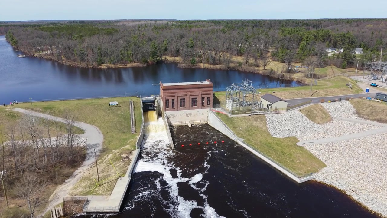 Dron letící směrem k přehradě Mio na řece AuSable v Mio, Michigan.