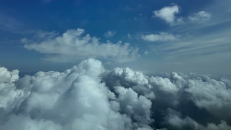 Pilotenperspektive-Aus-Dem-Cockpit-Eines-Jets,-Der-über-Und-Durch-Die-Wolken-In-Einem-Kalten-Winterhimmel-Fliegt