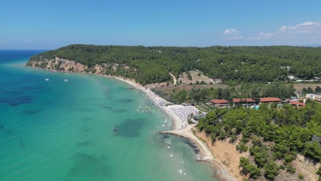 hotel de vacaciones en la playa de halkidiki en kassandra, grecia - 4k aéreo