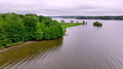 Eufaula-See-über-Den-Baumwipfeln-Mit-Fischerboot-Im-Hintergrund