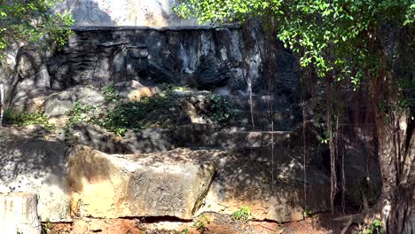 característica de cascada rocosa en un parque