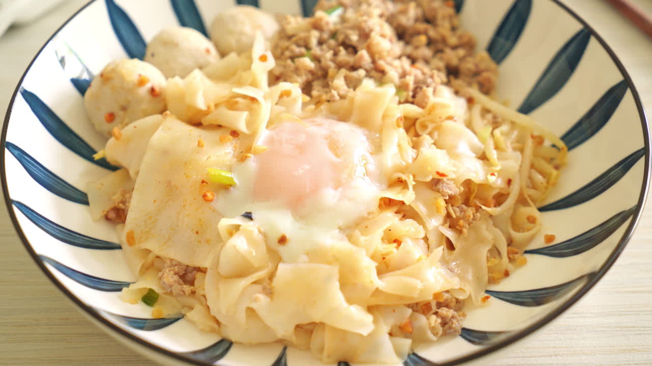 다진 돼지 고기, 미트볼, 계란을 곁들인 말린 매운 국수