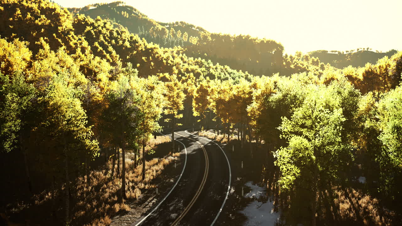 autopista en las montañas en un día de otoño en italia