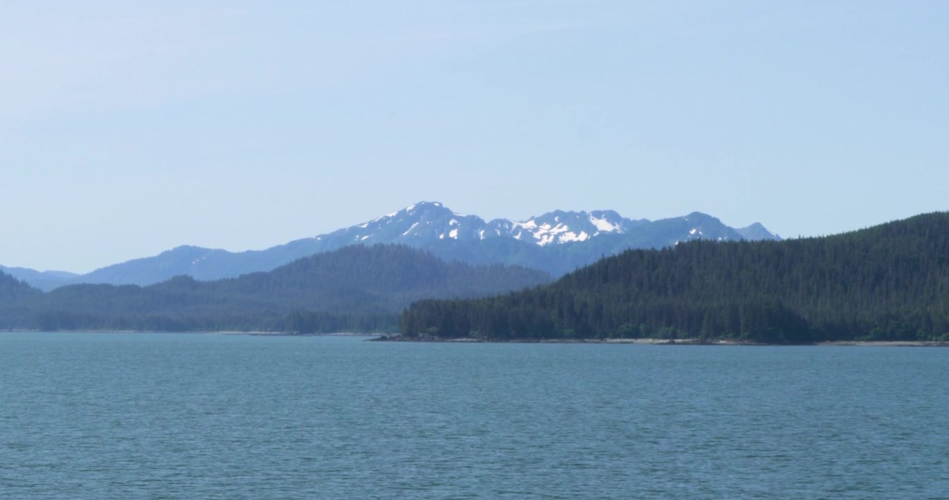 Bellissime montagne innevate intorno a Juneau. Alaska in estate. Navigando intorno a Juneau