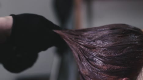 clienta en una peluquería recibiendo tratamiento profesional para su cabello