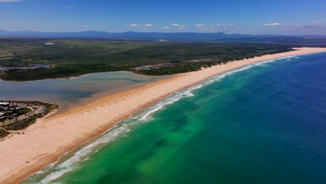 Südafrika,-Gammaos-Mouth,-Langer-Strand,-Jbay,-Jeffreys-Bay,-Antenne,-Drohne,-Stadt,-Häuser,-Atemberaubendster-Weißer-Sand,-Epische-Brandung,-Welle,-Gesättigtes-Wasser,-Blau,-Zerklüftetes-Riff,-Küste,-Tageszeit,-Supers,-Boneyard,-Sommer,-Kreisen