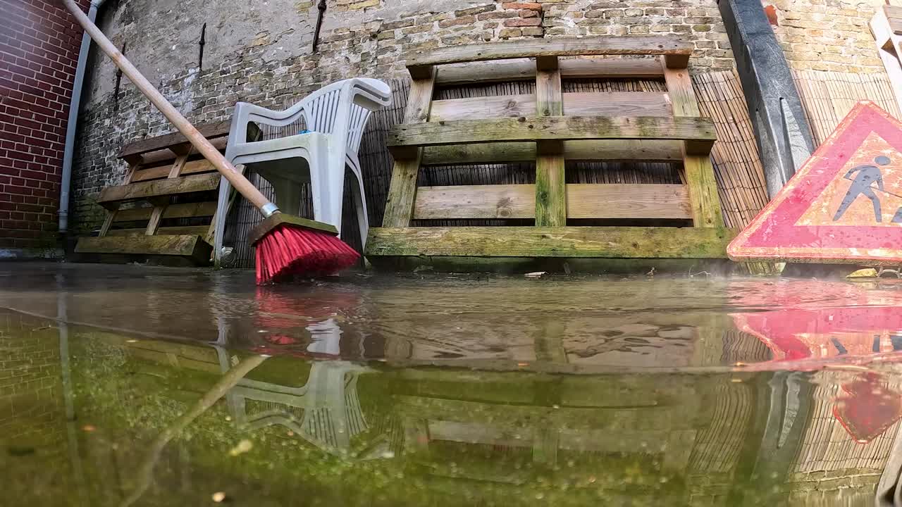 Vídeo de limpeza de deck, esfregando com vassoura.