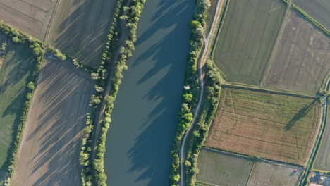 Fluss-Und-Landwirtschaftliche-Nutzflächen-Sonnenuntergang-Luftaufnahme-Von-Oben-Frankreich-Camargue