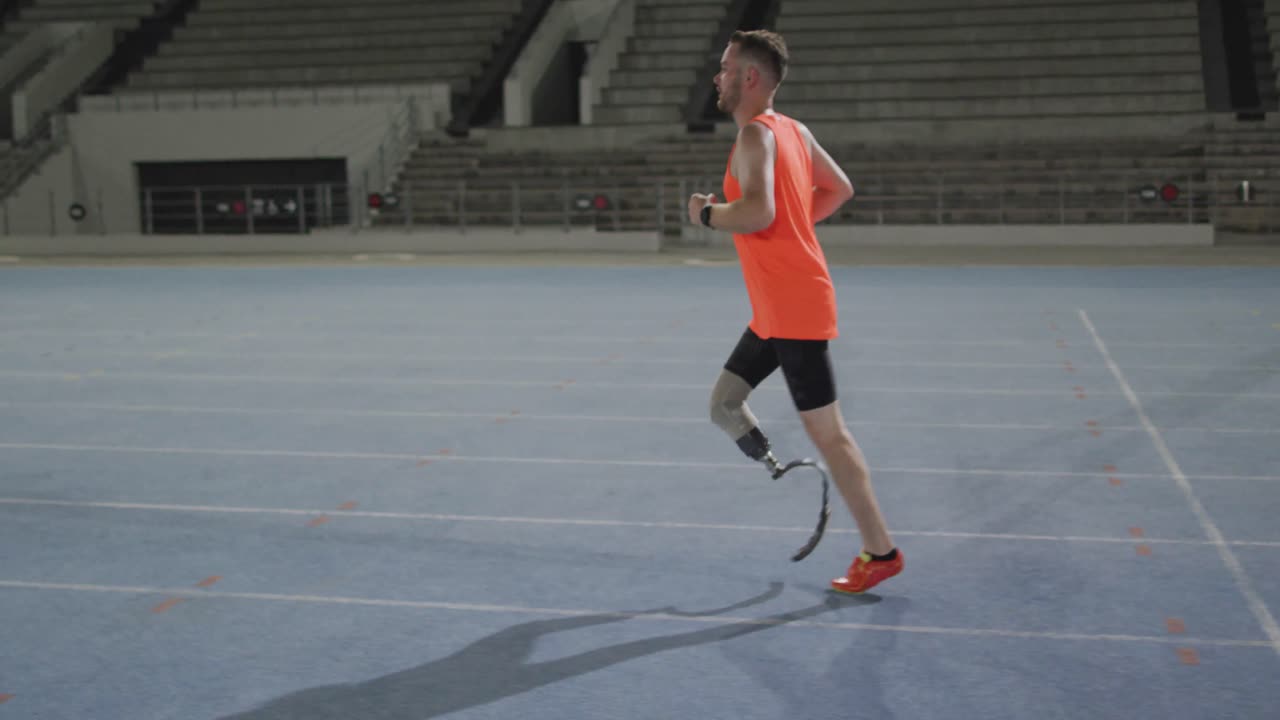 atleta masculino caucásico discapacitado con entrenamiento de piernas protésicas, corriendo