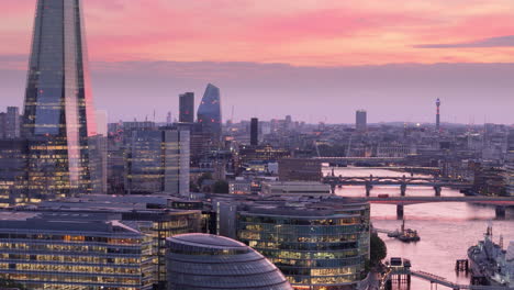 Malerische-Londoner-Stadtdämmerung-Mit-Drohnenansicht-Der-Beleuchteten-Gebäude-Am-Themseufer