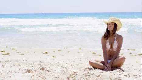 Una-Mujer-Joven-Y-Bonita-Relajándose-En-Una-Playa-Tropical