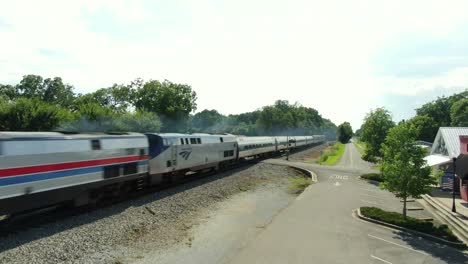 amtrak viajando a través de una pequeña ciudad del sur