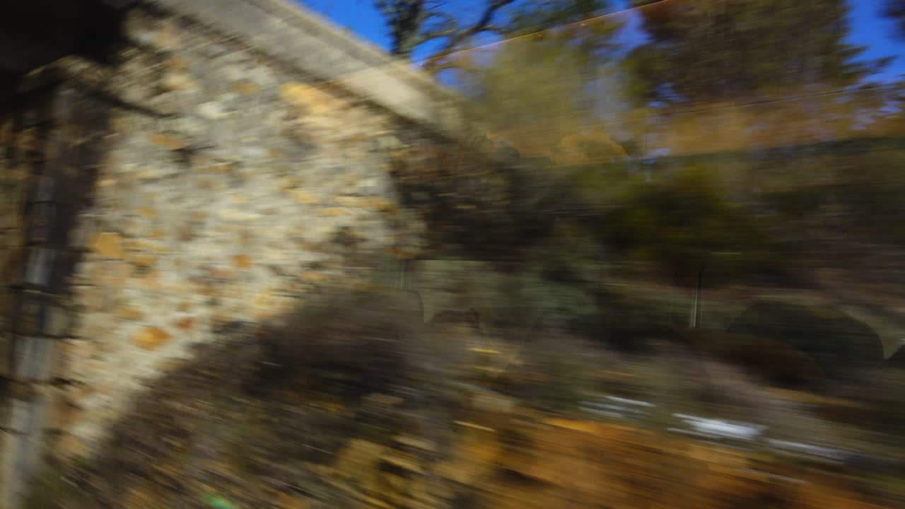 Riprese dal vagone ferroviario, attraverso il vetro, in movimento. Riprese in movimento.