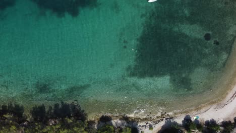 Vista-De-Arriba-Hacia-Abajo-Sobre-Las-Hermosas-Aguas-Turquesas-Del-Mar-Adriático-En-Una-Parte-Apartada-De-La-Isla-De-Brac,-Croacia