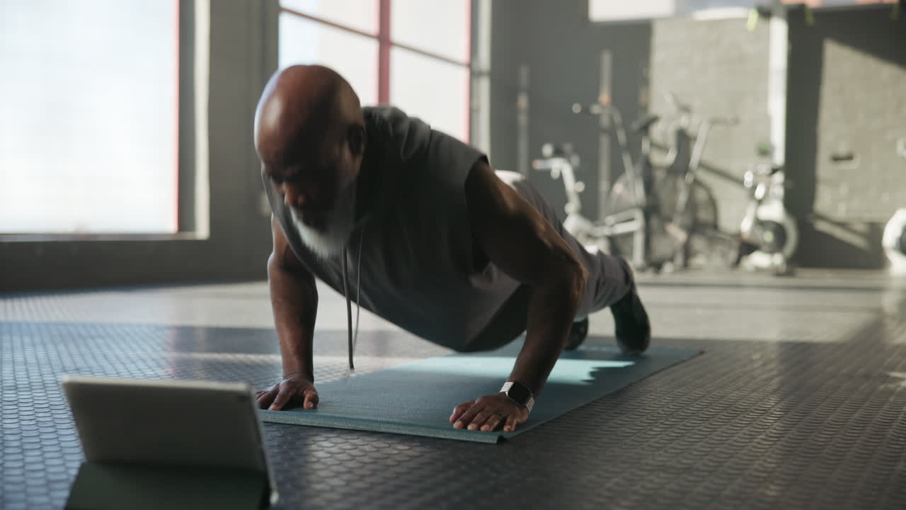 hombre haciendo flexiones en el gimnasio