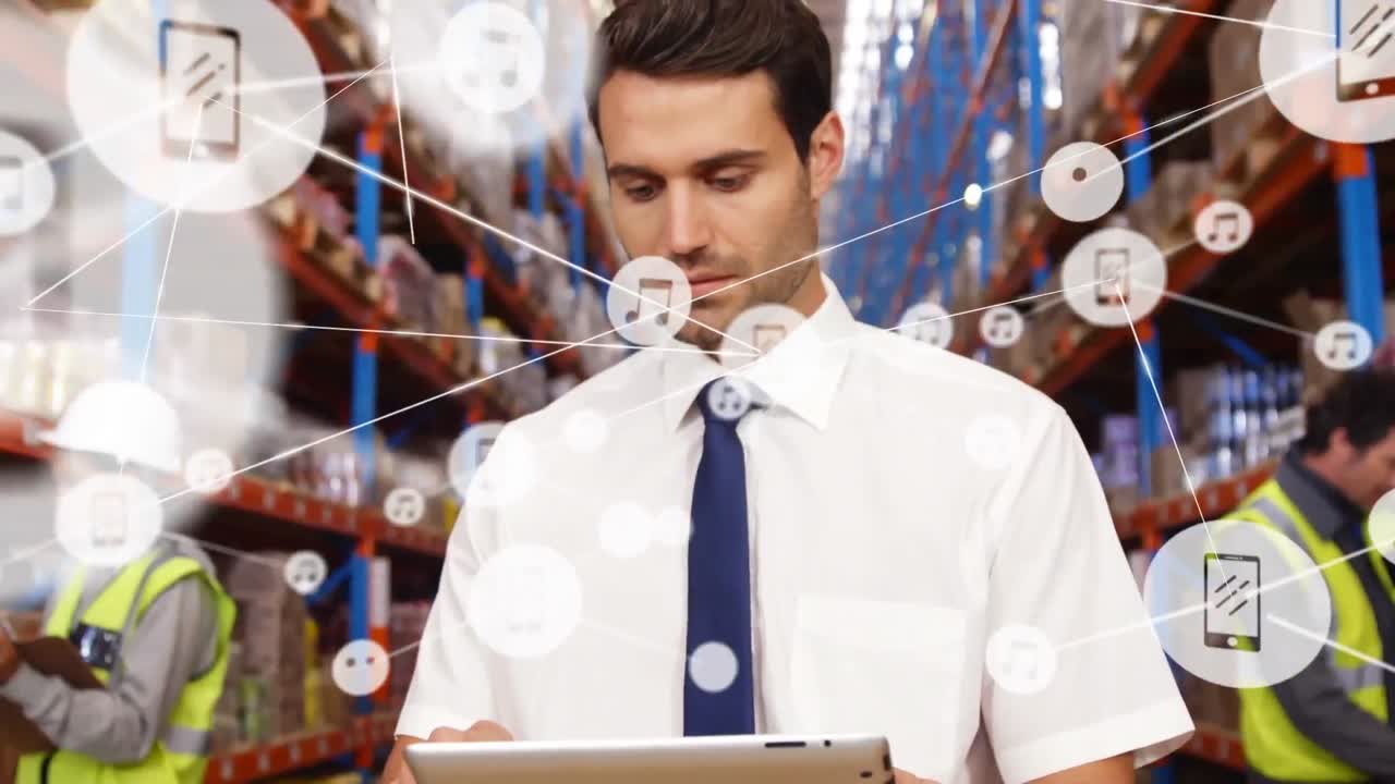 animación de una red de iconos digitales sobre un supervisor caucásico usando una tableta digital en el almacén