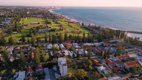 Arquitectura-Frente-A-La-Playa-Australiana-De-La-Playa-De-Cotesloe-En-Perth.