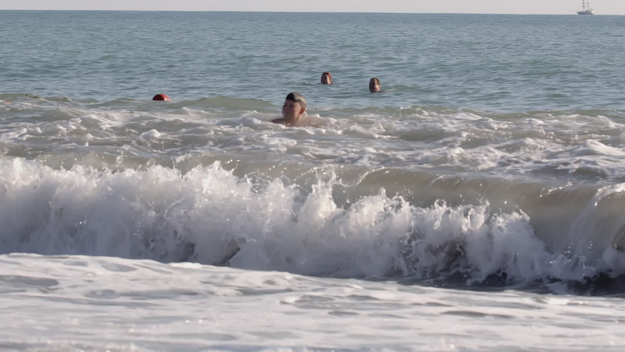 personas nadando en las olas del océano