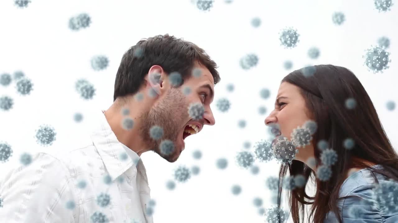 Video composito digitale di cellule di Covid-19 in movimento sullo sfondo di una coppia che litiga.