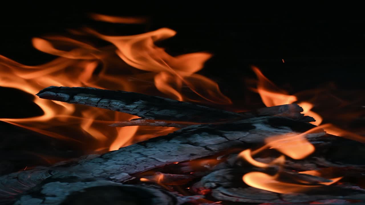 벽난로 에서 나무를 태우는 것